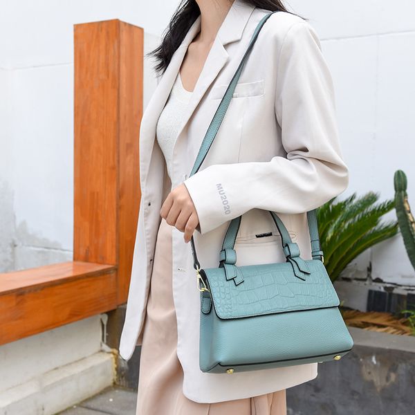 first layer cowhide c-rocodile pattern women's 2021 new fashion single shoulder messenger mouth red portable small square bag
first layer cowhide c-rocodile pattern women's 2021 new fashion single shoulder messenger mouth red portable small square bag