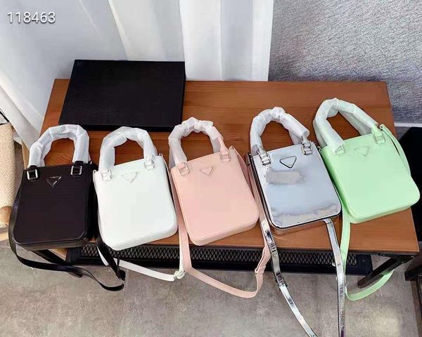 2021 mini shoulder bag portable imported fabric gift box, package size 16cm * 18cm 
2021 mini shoulder bag portable imported fabric gift box, package size 16cm * 18cm