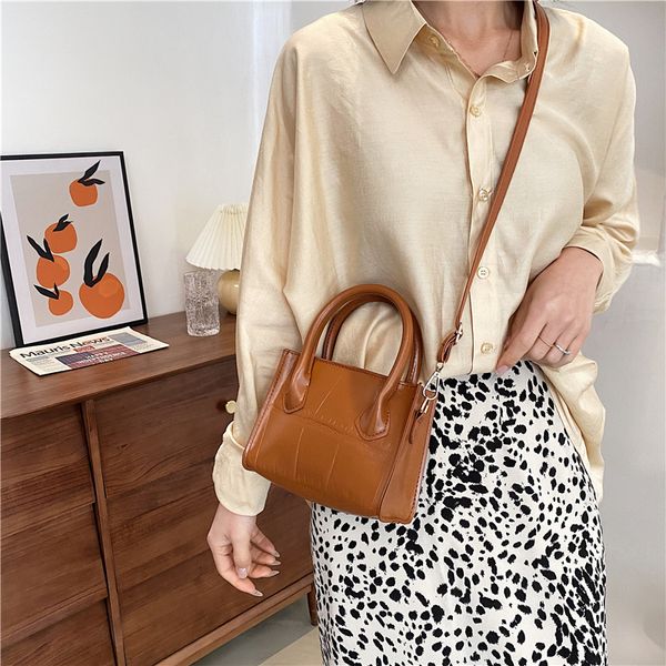 simple fashion design shoulder messenger bag for women solid color pu leather ladies crossbody handle bags sac a main femme
simple fashion design shoulder messenger bag for women solid color pu leather ladies crossbody handle bags sac a main femme