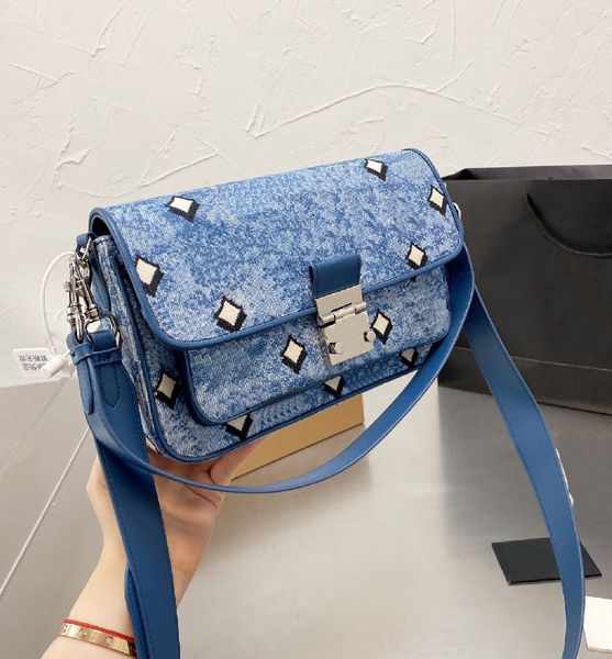women's flip canvas messenger bag personalized classic print designer shoulder bags 2 sizes 3colors messenger purse
women's flip canvas messenger bag personalized classic print designer shoulder bags 2 sizes 3colors messenger purse