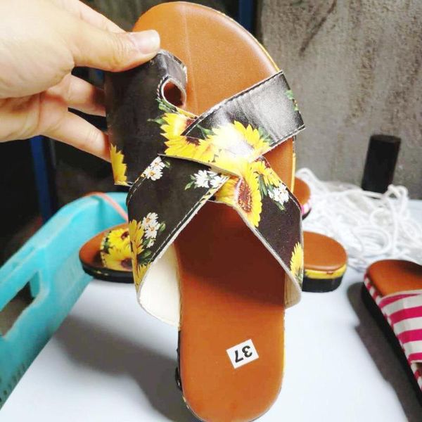 slippers large size 35-43 2021 summer flat heel women beach flower shoes woman fashion comfortable sandals for female, Black
slippers large size 35-43 2021 summer flat heel women beach flower shoes woman fashion comfortable sandals for female, Black