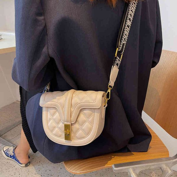 2022 factory wholesale lingge embroidered thread small new women's autumn versatile ins messenger bag
2022 factory wholesale lingge embroidered thread small new women's autumn versatile ins messenger bag