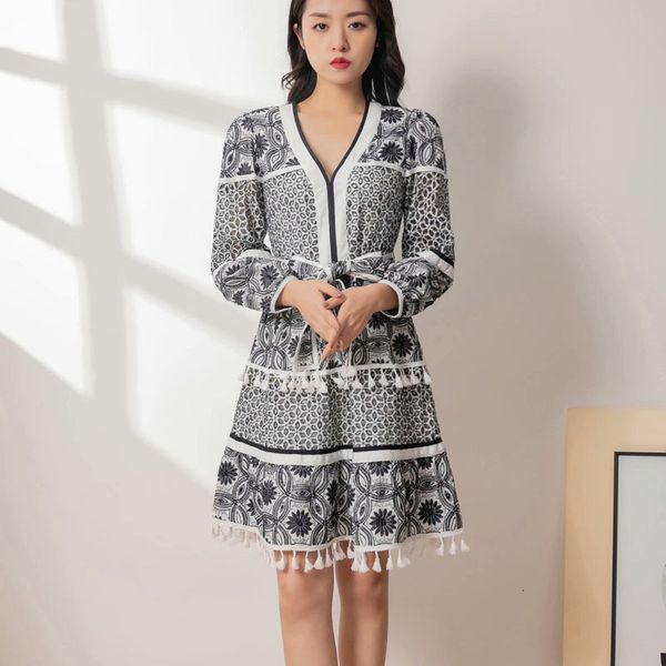 spring boho retro-heavy style embroidery flowers v temperament dress quality women's clothes, Black;gray
spring boho retro-heavy style embroidery flowers v temperament dress quality women's clothes, Black;gray