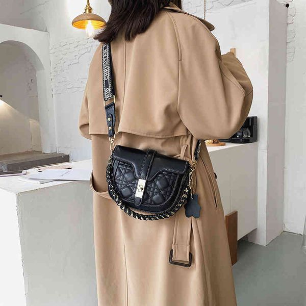 75% off luggage factory wholesale new light personality wide shoulder strap saddle bag texture semi-circular bag lingge single shoulder mess, Black;red
75% off luggage factory wholesale new light personality wide shoulder strap saddle bag texture semi-circular bag lingge single shoulder mess, Black;red