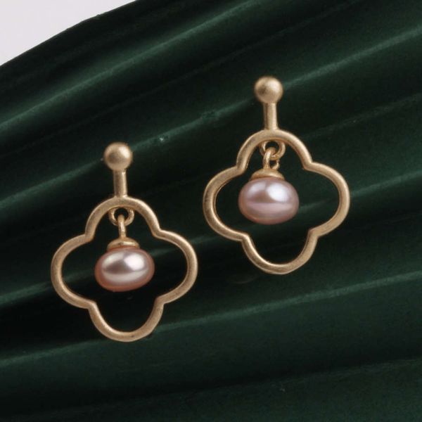 925 silver plated antique gold earrings for women's simple clover pink freshwater pearl earrings, Black
925 silver plated antique gold earrings for women's simple clover pink freshwater pearl earrings, Black