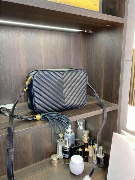 2021 catwalk fashion women's bags luxury designer handbags textures set off the temperament of t he whole bag casual and versatile hand
2021 catwalk fashion women's bags luxury designer handbags textures set off the temperament of t he whole bag casual and versatile hand