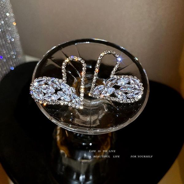 stud personality exaggerated inlaid zircon hollow heart s925 silver needle earrings female temperament exquisite, Golden;silver
stud personality exaggerated inlaid zircon hollow heart s925 silver needle earrings female temperament exquisite, Golden;silver