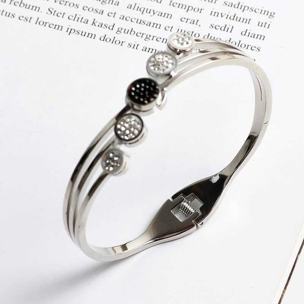 round black crystal spring clasp bangle bracelets stainless steel gold cubic zirconia charm bangle bracelet for women jewelry q0719
round black crystal spring clasp bangle bracelets stainless steel gold cubic zirconia charm bangle bracelet for women jewelry q0719