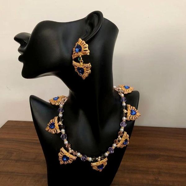 chokers european, american and western vintage jewelry inlaid with blue pink rhinestone hollow necklace for women, Golden;silver
chokers european, american and western vintage jewelry inlaid with blue pink rhinestone hollow necklace for women, Golden;silver