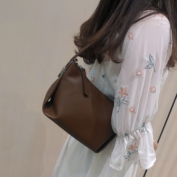niche design armpit lunch box bag 2021 fashion women's summer high-grade feeling versatile net red same single shoulder diagonal
niche design armpit lunch box bag 2021 fashion women's summer high-grade feeling versatile net red same single shoulder diagonal