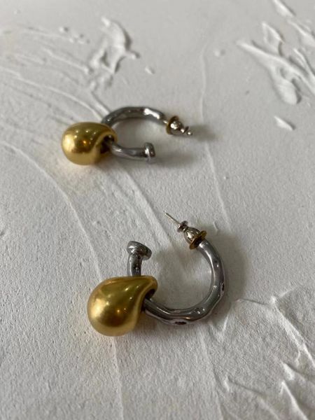 hoop & huggie rispada simple metallic matte vintage two-color pendant earrings, Golden;silver
hoop & huggie rispada simple metallic matte vintage two-color pendant earrings, Golden;silver