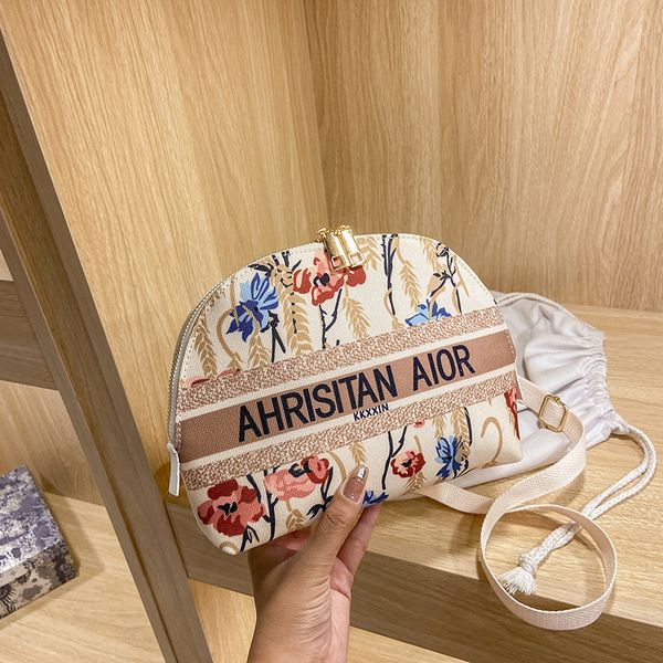 luxury handbags hong kong jacquard semi-circular shell bag new fashion canvas women's single shoulder messenger small bag
luxury handbags hong kong jacquard semi-circular shell bag new fashion canvas women's single shoulder messenger small bag