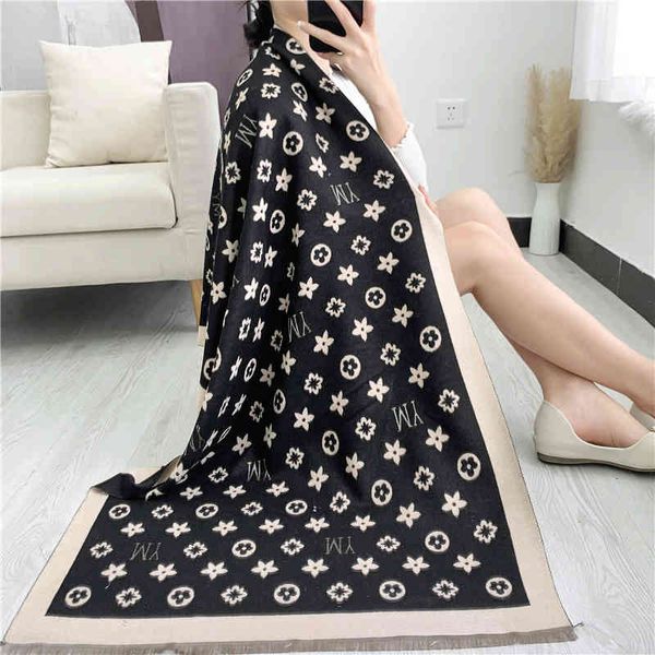 shawl korean women wear double-sided color matching in autumn and winter, thickened warm air conditioner, large wind tassel imitation, Blue;gray
shawl korean women wear double-sided color matching in autumn and winter, thickened warm air conditioner, large wind tassel imitation, Blue;gray