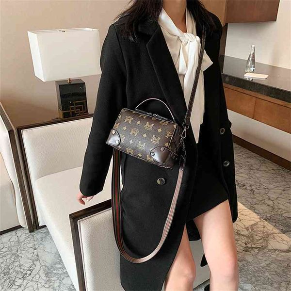 tiktok bag 2020 new satchel, korean print, hand small bag, all match, red voice shoulder bag.
tiktok bag 2020 new satchel, korean print, hand small bag, all match, red voice shoulder bag.