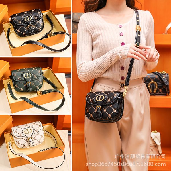 leather women's bag new fashion versatile chain small square portable oblique span single shoulder
leather women's bag new fashion versatile chain small square portable oblique span single shoulder