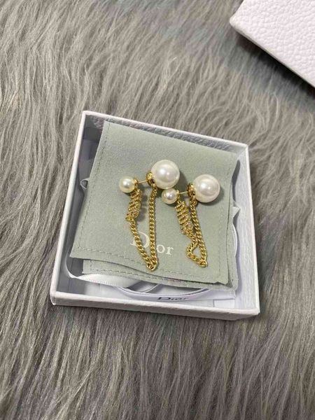 2021 new designer family earrings letter long pearl two wear after hanging u-shaped high version earrings, Golden
2021 new designer family earrings letter long pearl two wear after hanging u-shaped high version earrings, Golden