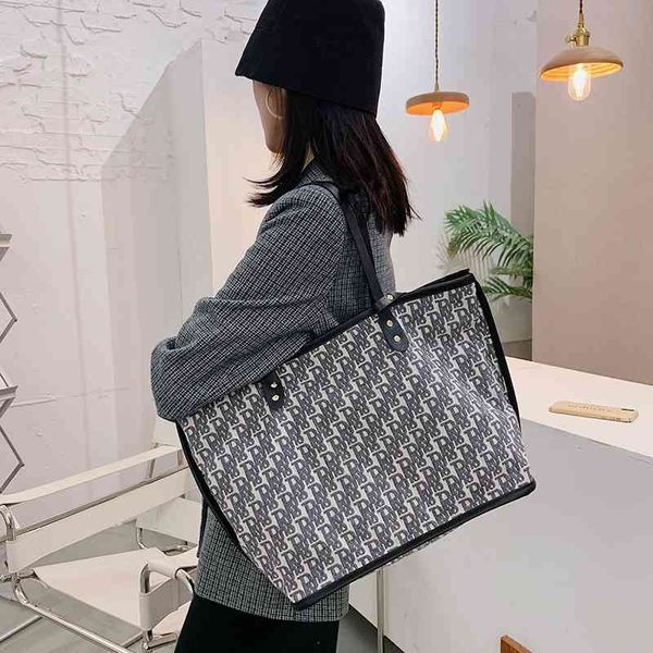 design autumn and winter new tote bag women's fashion foreign style letter shoulder korean version versatile net red same high-capacity
design autumn and winter new tote bag women's fashion foreign style letter shoulder korean version versatile net red same high-capacity