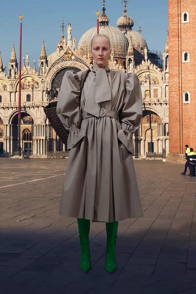 women's trench coats 2021fw autumn women shoulder pads female wind coat dustcoat outerwear with belts gdnz 10.24, Tan;black
women's trench coats 2021fw autumn women shoulder pads female wind coat dustcoat outerwear with belts gdnz 10.24, Tan;black