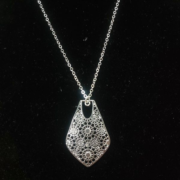 2021 fashion alloy geometry hollow out flower necklace for women brand jewelry, Silver
2021 fashion alloy geometry hollow out flower necklace for women brand jewelry, Silver