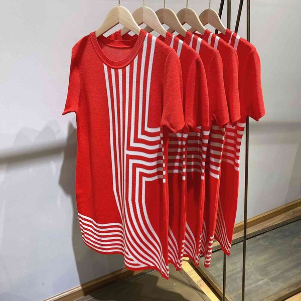 early spring 2021 new women's knitted stripe short sleeve red medium length waist dress, Black;gray
early spring 2021 new women's knitted stripe short sleeve red medium length waist dress, Black;gray