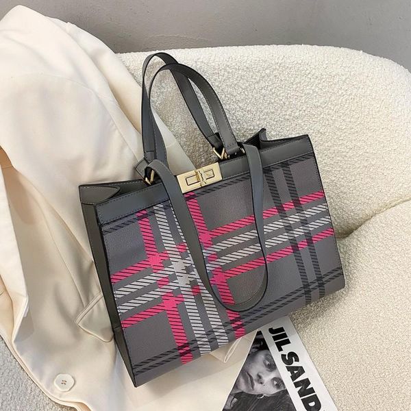 casual plaid shoulder bag fashion stitching messenger brand female totes crossbody bags women leather designer handbag cross body
casual plaid shoulder bag fashion stitching messenger brand female totes crossbody bags women leather designer handbag cross body