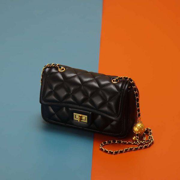 autumn and winter new foreign style small fragrance lingge chain small square bag
autumn and winter new foreign style small fragrance lingge chain small square bag