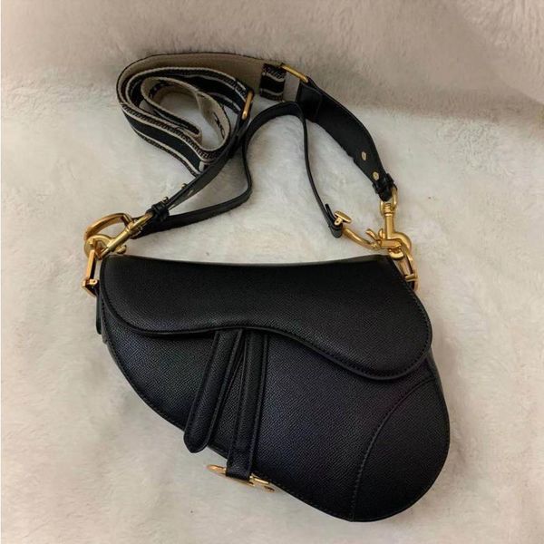 Luxurys Soulder Designers Free letter shoulde White Lady Handbag Embroidered Letter Bags Box Quality Strap With Red Pink Blue Black
Luxurys Soulder Designers Free letter shoulde White Lady Handbag Embroidered Letter Bags Box Quality Strap With Red Pink Blue Black