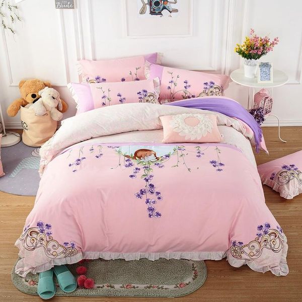 bedding sets luxury 100% cotton sweet romance set embroidery ruffles duvet cover bed sheet pillowcases king bedlinen 4pcs size
bedding sets luxury 100% cotton sweet romance set embroidery ruffles duvet cover bed sheet pillowcases king bedlinen 4pcs size