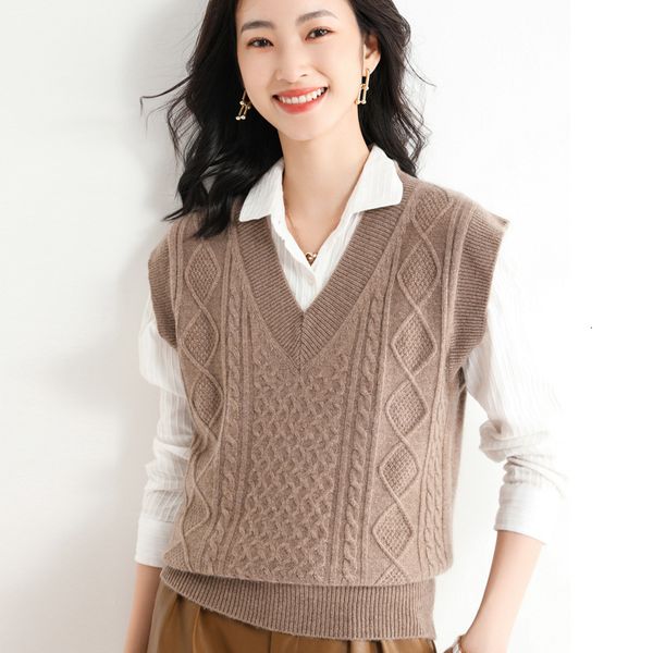 autumn and winter 2021 women's knitted vt pullover vt waistcoat v-neck twist loose, Black;white
autumn and winter 2021 women's knitted vt pullover vt waistcoat v-neck twist loose, Black;white