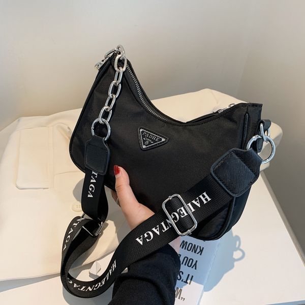 wind crescent armpit black chain single shoulder women's messenger bag
wind crescent armpit black chain single shoulder women's messenger bag