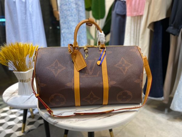 louis den 2021 men and women fashion duffel bag leather travel bag men handling luggage gentleman business handbag shoulder strap
louis den 2021 men and women fashion duffel bag leather travel bag men handling luggage gentleman business handbag shoulder strap
