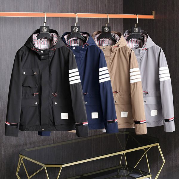 2021 new men's jackets luxury brand designer clothing zipper and button multi pockets male casual trench coat for autumn winter hooded, Black;brown
2021 new men's jackets luxury brand designer clothing zipper and button multi pockets male casual trench coat for autumn winter hooded, Black;brown