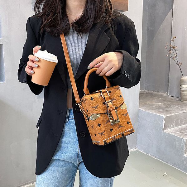 shopping rivet letter box bag this year fashion pendant personalized mobile phone bag printed all-matching small bag crossbody small square
shopping rivet letter box bag this year fashion pendant personalized mobile phone bag printed all-matching small bag crossbody small square