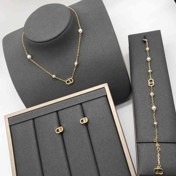 luxury jewelry timeless pearl earrings for female stars, Golden
luxury jewelry timeless pearl earrings for female stars, Golden