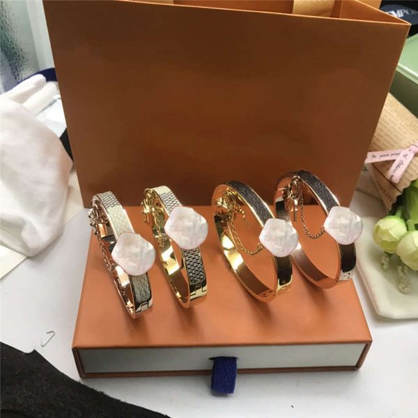 21fw luxurys cuff flower letter printing sweet ladies style women's luxurys bracelet 4 color with box, White
21fw luxurys cuff flower letter printing sweet ladies style women's luxurys bracelet 4 color with box, White