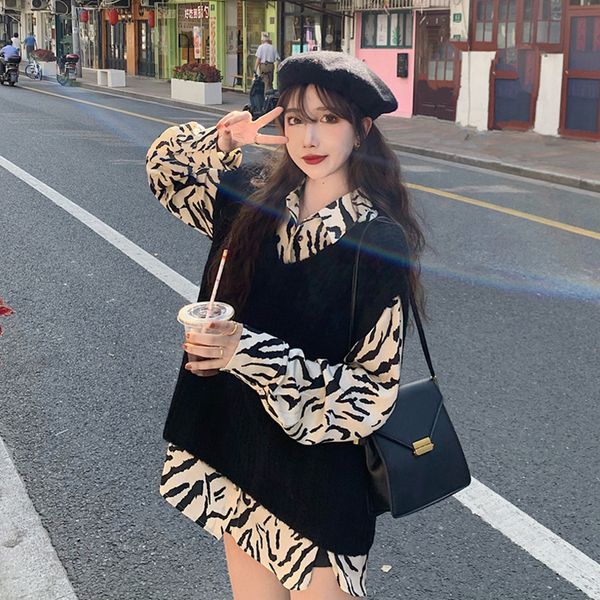women's 2021 autumn and winter v-neck pullover knitted women wear black vt over chiffon lining, Black;white
women's 2021 autumn and winter v-neck pullover knitted women wear black vt over chiffon lining, Black;white