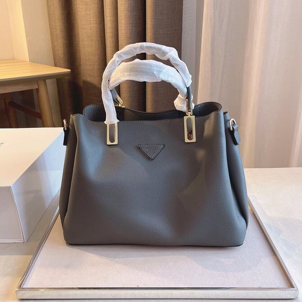 lychee pattern microfiber leather bag fine workmanship high-quality large-capacity handbag classic luxury triangle emblem women's bags, Black;red
lychee pattern microfiber leather bag fine workmanship high-quality large-capacity handbag classic luxury triangle emblem women's bags, Black;red