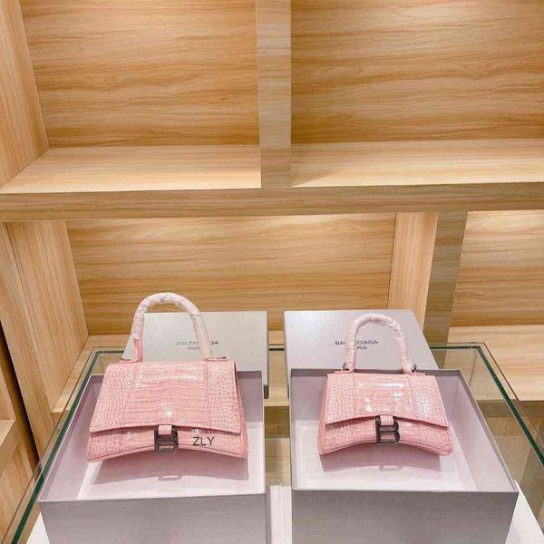 2021 new b-type gold button hourglass bag net red portable small square bag half moon versatile cross women's bag axigo zly bags
2021 new b-type gold button hourglass bag net red portable small square bag half moon versatile cross women's bag axigo zly bags