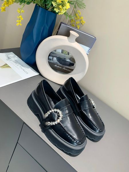 designer shoes women logo brand latest fashion leather material shows luxury and elegance classic size 34-40, Black
designer shoes women logo brand latest fashion leather material shows luxury and elegance classic size 34-40, Black