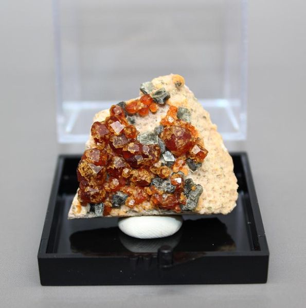 100% natural spessartine-garnet and mica symbiosis mineral specimen stones crystals gem quartz box size 5.2 cm decorative objects & figurine
100% natural spessartine-garnet and mica symbiosis mineral specimen stones crystals gem quartz box size 5.2 cm decorative objects & figurine