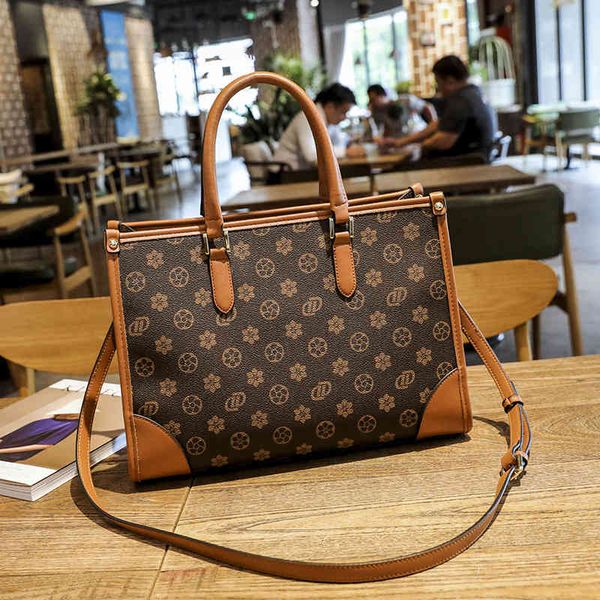 bags handbag hands light luxury brand female 2021 shoulder large capacity receptacle special portable autumn and winter, Black;red
bags handbag hands light luxury brand female 2021 shoulder large capacity receptacle special portable autumn and winter, Black;red