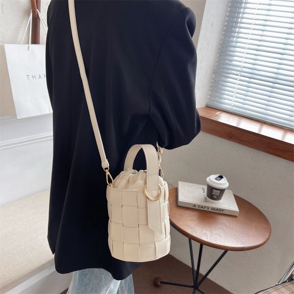 2022 luxury design new niche design braided bucket bags western fashion versatile color cross bag lvs purses
2022 luxury design new niche design braided bucket bags western fashion versatile color cross bag lvs purses