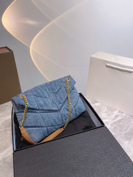 2021 new blue suede shoulder bag head layer cowhide chain fashion rectangular double shoulder strap v line messenger bag letter buckle
2021 new blue suede shoulder bag head layer cowhide chain fashion rectangular double shoulder strap v line messenger bag letter buckle