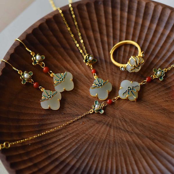 special enamel earrings for summer, inlaid with hetian jade beads, temperament clover, banquet silver
special enamel earrings for summer, inlaid with hetian jade beads, temperament clover, banquet silver