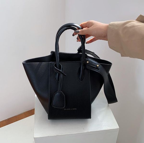 ladies small bags 2021 spring/summer trendy fashion western style shoulder bag design handbag
ladies small bags 2021 spring/summer trendy fashion western style shoulder bag design handbag