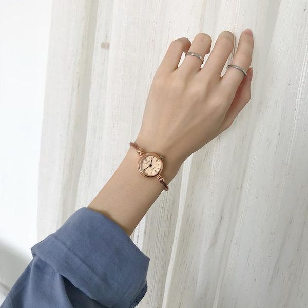 wristwatches minority watch female students' style is simple and classic retro hong kong-style temperament art mini full match, Slivery;brown
wristwatches minority watch female students' style is simple and classic retro hong kong-style temperament art mini full match, Slivery;brown