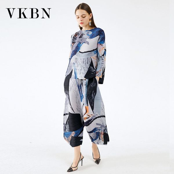 vkbn spring autumn irregular 2 piece set women pleated fabric printing straight trousers suit o-neck pullover pants set 210507, White
vkbn spring autumn irregular 2 piece set women pleated fabric printing straight trousers suit o-neck pullover pants set 210507, White