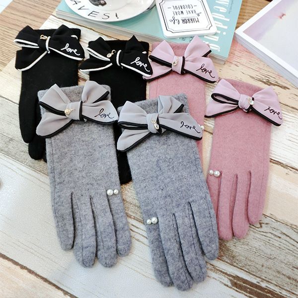 gloves small fragrance bow love has wind wool rabbit hair high-end blended temperament, finger in autumn and winter, Blue;gray
gloves small fragrance bow love has wind wool rabbit hair high-end blended temperament, finger in autumn and winter, Blue;gray