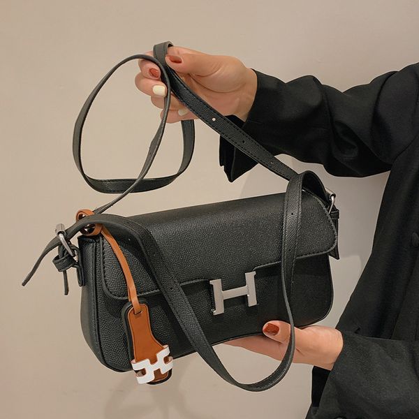early autumn new one shoulder messenger fashion bag women's texture solid color underarm street accessory purse black friday
early autumn new one shoulder messenger fashion bag women's texture solid color underarm street accessory purse black friday