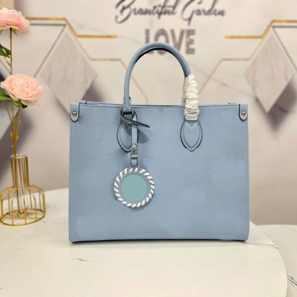 2021 lady all leather embossing bag fashion handbag classic style leathers brown black flower large tote multi function
2021 lady all leather embossing bag fashion handbag classic style leathers brown black flower large tote multi function